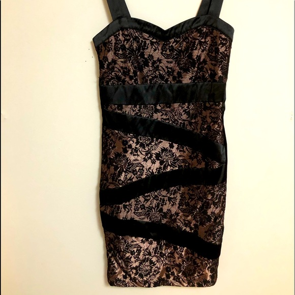 Women’s lace dress - Picture 1 of 4